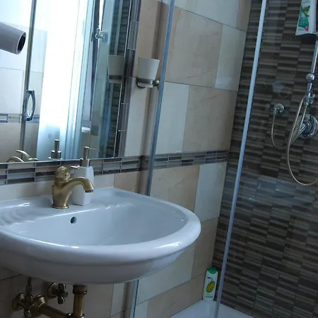 A Due Passi Dal Porto Guest house