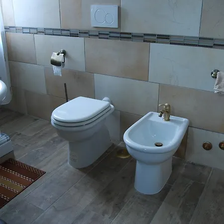 A Due Passi Dal Porto Guest house